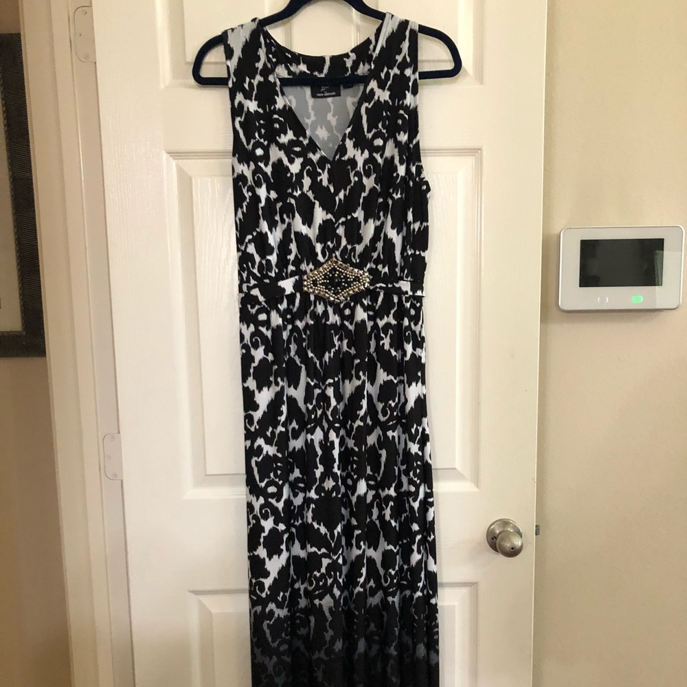 Long dress, maxi style.